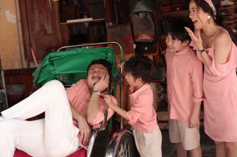 Phía sau sân khấu, Lâm Vỹ Dạ còn được biết đến với hình ảnh người vợ, người mẹ gần gũi và tích cực. 