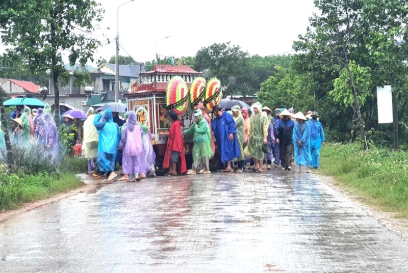 Đám tang trong mưa có thể tượng trưng cho sự thanh lọc cảm xúc, nỗi buồn được giải tỏa và quá trình chữa lành. 