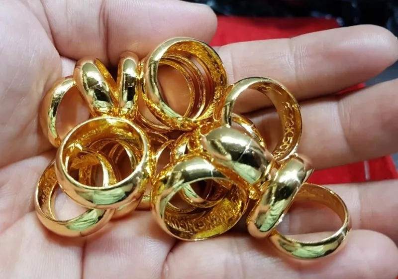 Mơ thấy nhẫn vàng hoặc dây chuyền vàng thường gắn liền với điềm báo tốt về đường tình duyên, quan lộ.