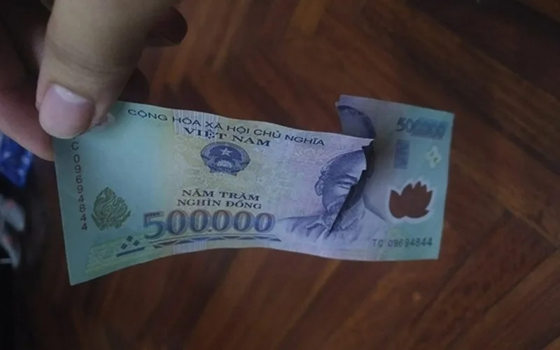 Lời cảnh báo từ tiềm thức qua giấc mơ thấy tiền giả, tiền bị rách nát hoặc cháy.