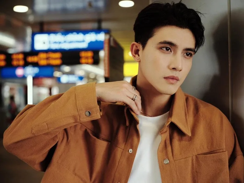 Trần Ngọc Vàng sở hữu chiều cao 181 cm nổi bật cùng ngoại hình đậm chất điện ảnh.