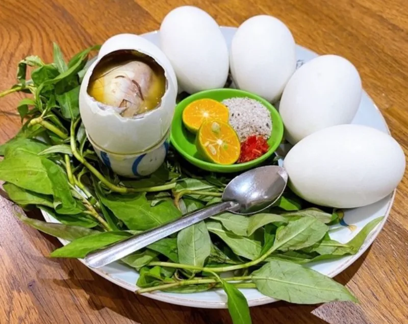 Để ăn trứng vịt lộn hợp lý hơn, nên kiểm soát khẩu phần, hạn chế quá nhiều muối tiêu, đa dạng nguồn protein và tính món ăn vào tổng năng lượng trong ngày.