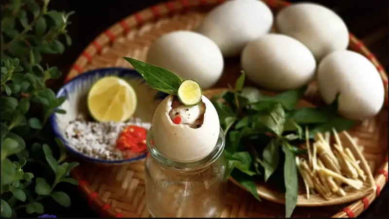 Trứng vịt lộn giàu dinh dưỡng nhưng ăn càng nhiều không đồng nghĩa càng tốt, bởi khẩu phần lớn cũng làm tăng nhanh lượng calo, chất béo và cholesterol.