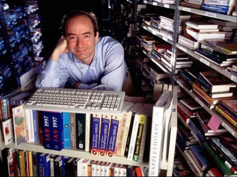 Trước khi khởi nghiệp, Jeff Bezos làm việc trong lĩnh vực công nghệ và tài chính, nổi bật là thời gian tại D. E. Shaw.