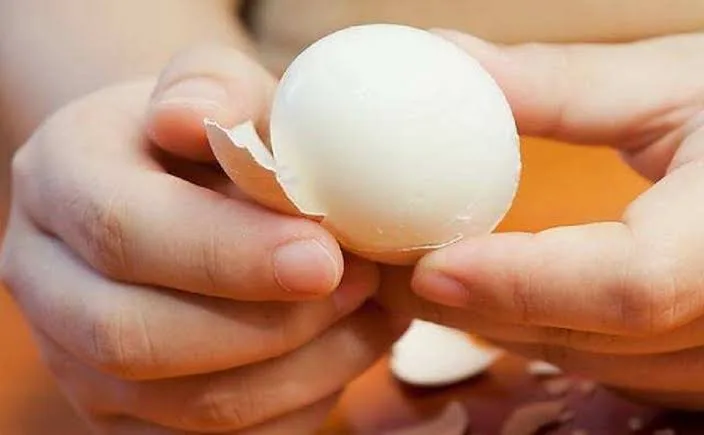 làm sao để luộc trứng dễ bóc vỏ