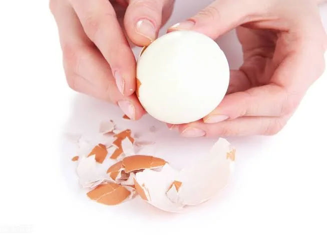 làm sao để luộc trứng dễ bóc vỏ