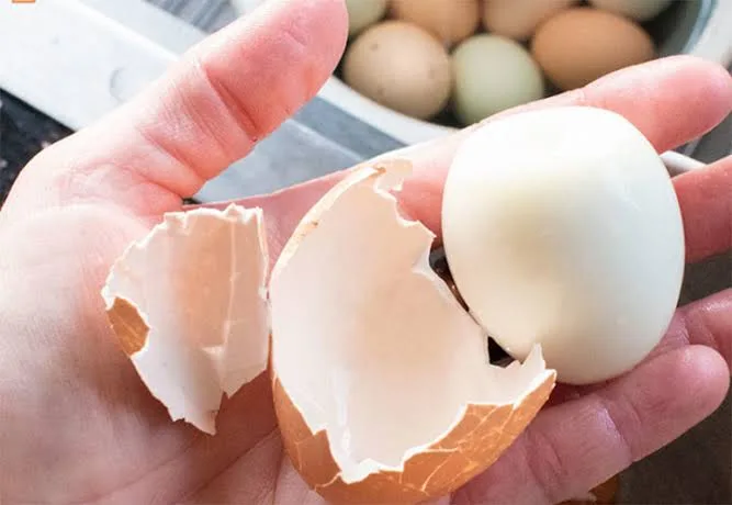 làm sao để luộc trứng dễ bóc vỏ