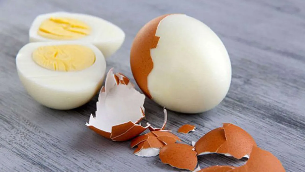 làm sao để luộc trứng dễ bóc vỏ