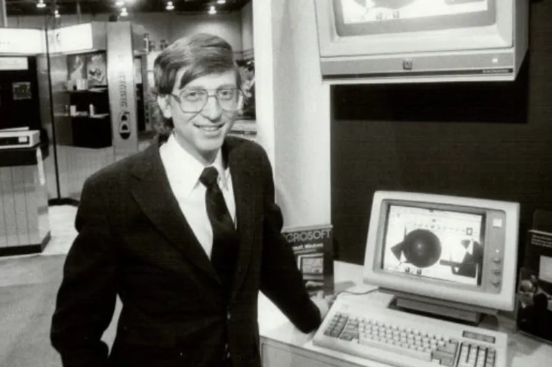Bill Gates rời Harvard để theo đuổi cơ hội phát triển phần mềm cho thị trường máy tính cá nhân đang hình thành.