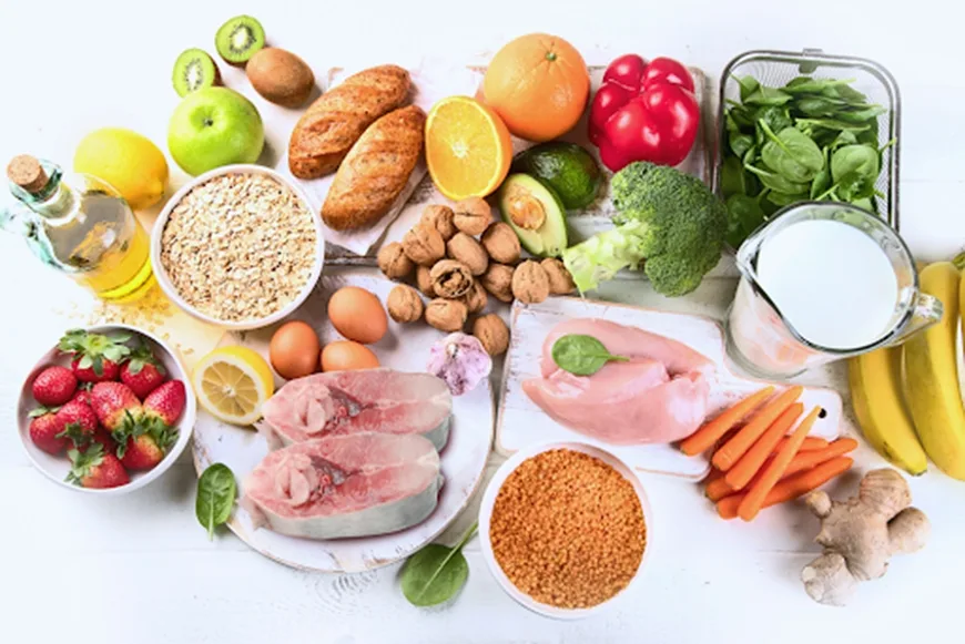 Chế độ ăn cân bằng với rau xanh, trái cây, chất đạm và đủ nước giúp duy trì sức khỏe trong thời gian bị đau mắt đỏ.