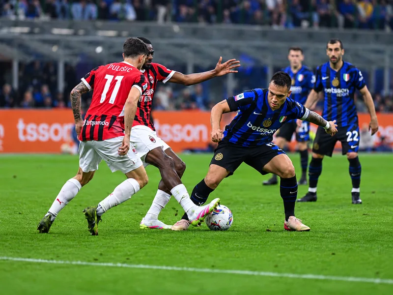 Derby thành Milan giữa AC Milan và Inter Milan là một trong những cuộc đối đầu giàu truyền thống nhất bóng đá Italy