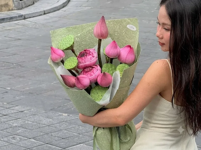 Bó hoa sen hồng gửi gắm tình cảm chân thành và lời tri ân