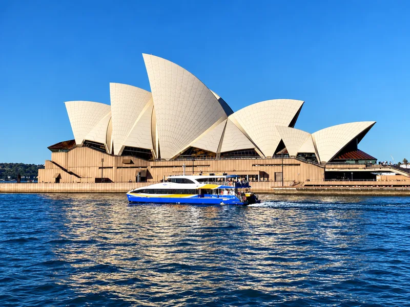 Nhà hát Opera Sydney nổi bật bên vịnh Sydney Harbour
